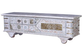 GINER Y COLOMER Malle de rangement en bois de manguier avec finition blanc vieilli, ouverture par le dessus, détails en bronze - 48 x 148 x 43 cm